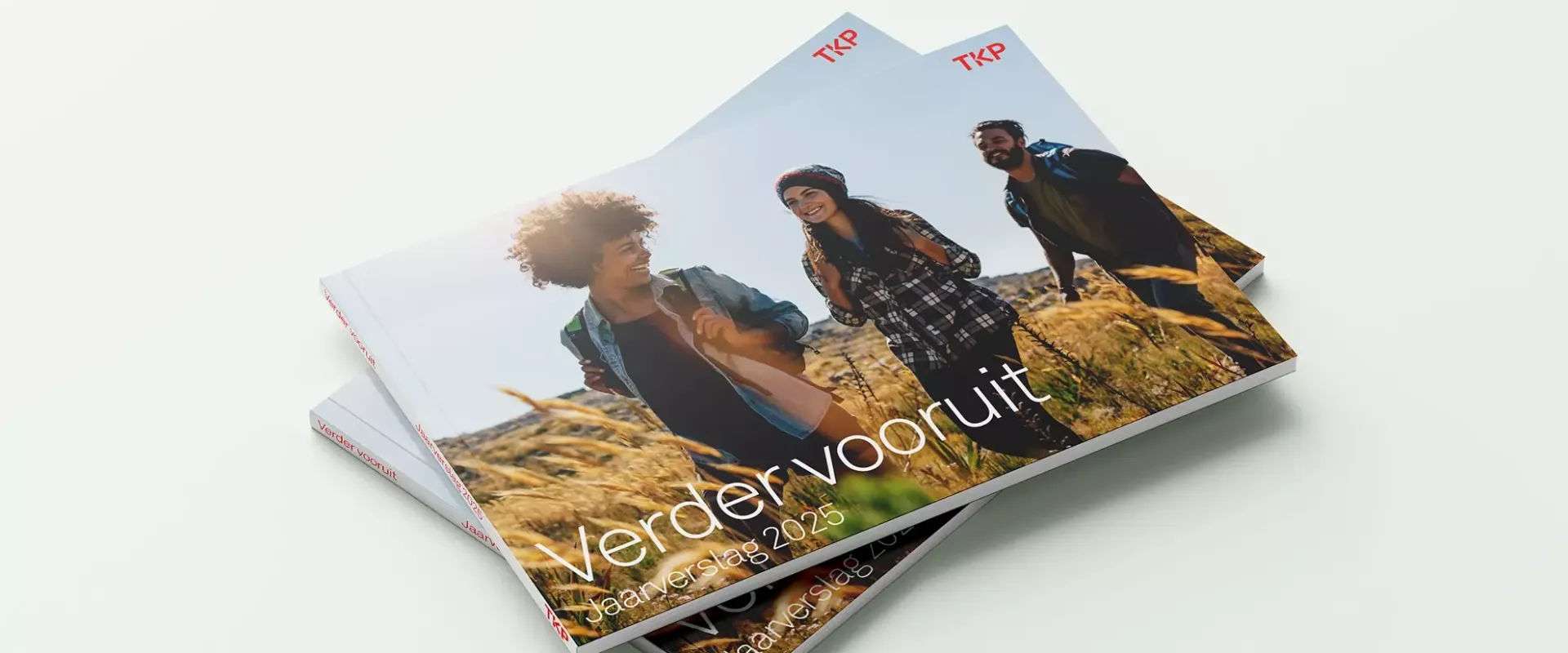 Twee brochures met een afbeelding van drie personen die buiten wandelen, met de tekst "Verder vooruit" op de voorkant.